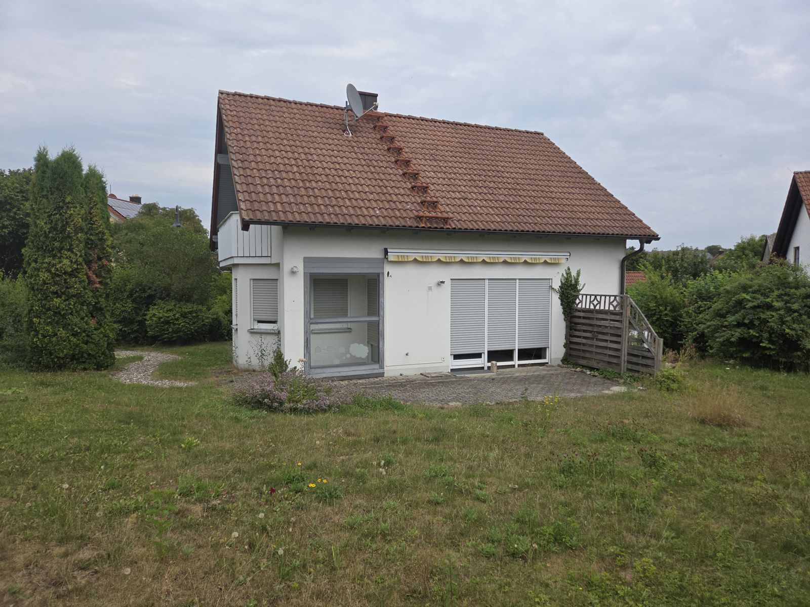 Rückansicht mit Rollläden