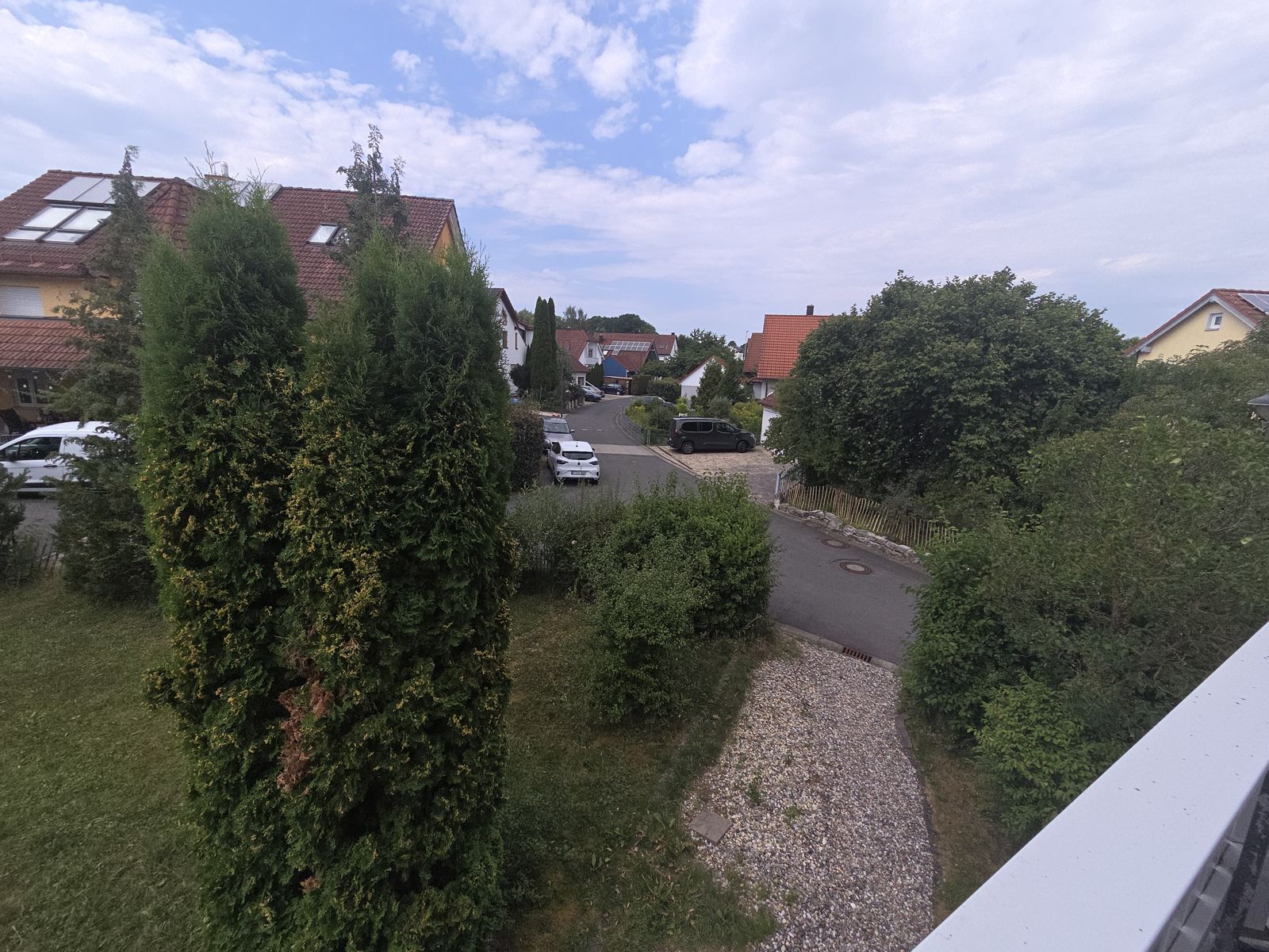 Blick vom Balkon zur Straße