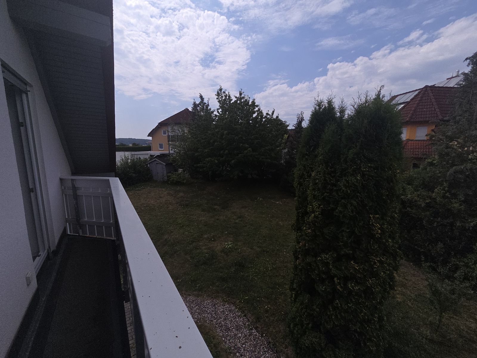 Blick vom Balkon in den Garten